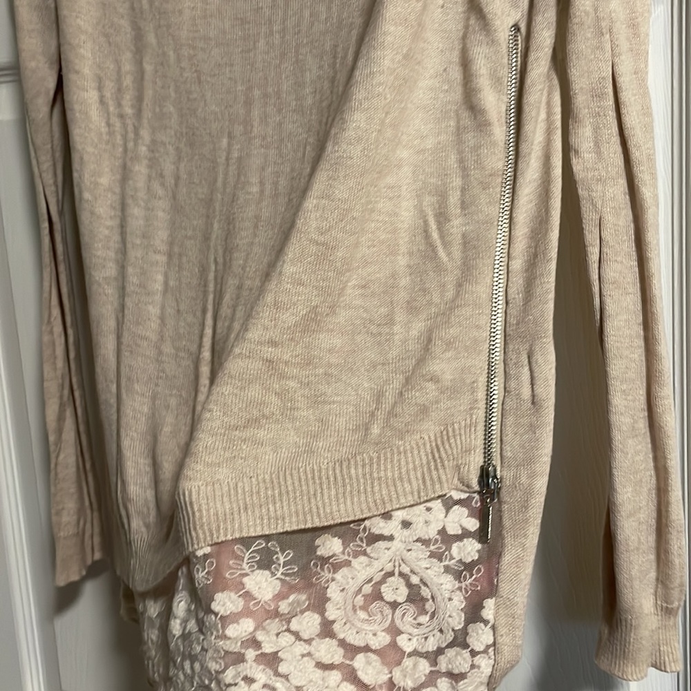 RD Style large oatmeal color top. Very soft and so cute! - Picture 2 of 4